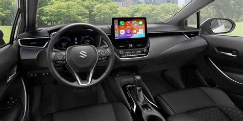interiér Suzuki Swace, přístrojová deska a infotainment