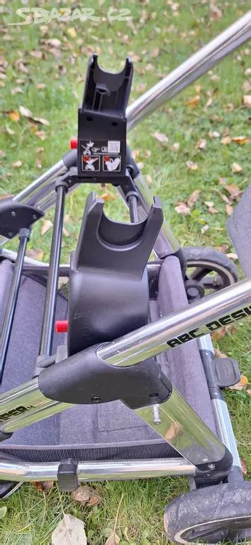 Ilustrace držáku na nápoje připevněného na rukojeť kočárku ABC Design