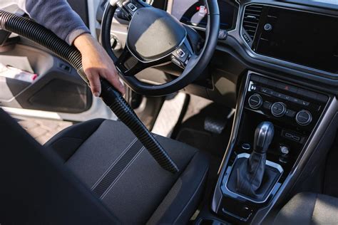 Infografika s přehledem různých typů čističů pro interiér auta a jejich použití