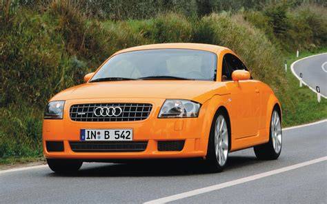 Infografika: Cesta Audi TT od 8N po 8S - generace, motory a pohony