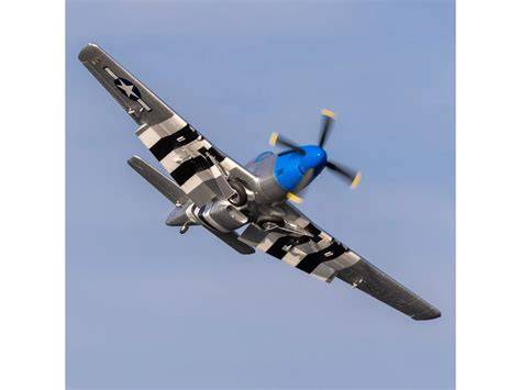RC model stíhačky P-51D Mustang s viditelnými vztlakovými klapkami