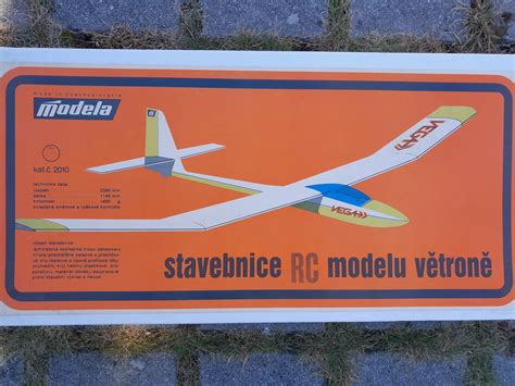 Detail mechanického uspořádání vztlakových klapek v křídle RC modelu