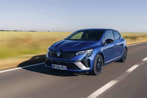 Infografika ukazující umístění horního silentbloku, vrchního plechu a převodovky v motorovém prostoru Renault Clio 1.5