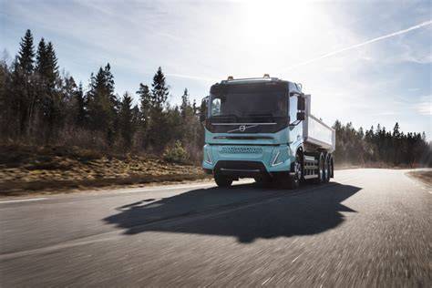 Infografika: Vývoj elektrických nákladních vozidel Volvo a jejich dojezdů