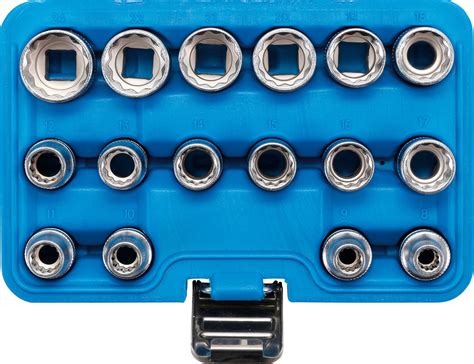 Nářadí pro výměnu alternátoru: klíče, nástrčné hlavice, stahovák na řemenice.