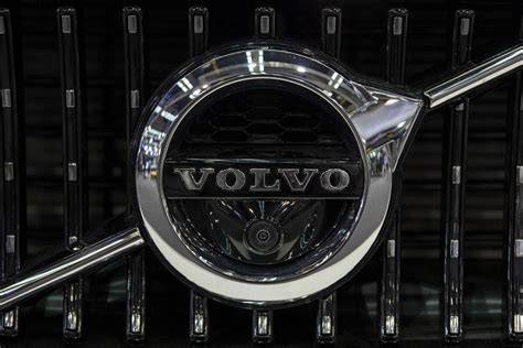 Ikonické logo Volvo - kruh so šípkou na 3D mriežke chladiča