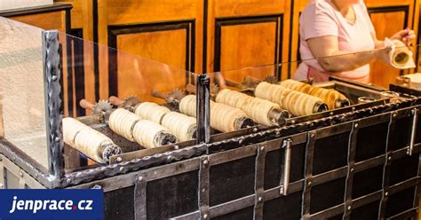 Ilustrační foto moderního automobilového interiéru s rozsvícenou palubní deskou