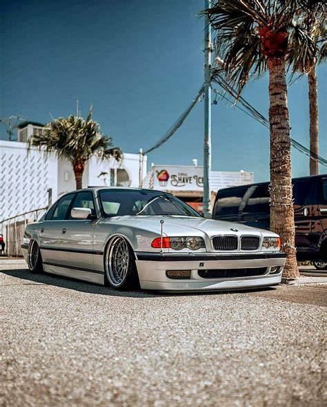 Infografika: Struktura přední masky BMW E38 a klíčové součásti