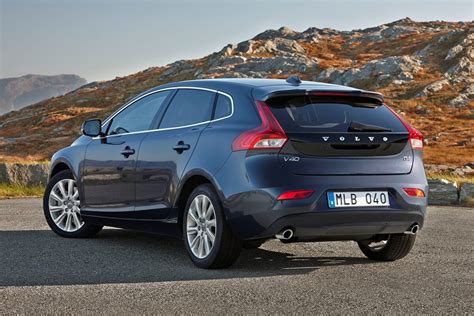 Ilustrační foto vozu Volvo V40 ve městě
