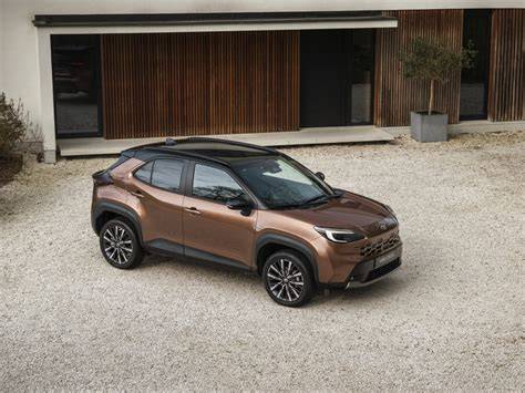 Obrys exterieru nové Toyoty Yaris s červenou barvou Tokyo a černou střechou