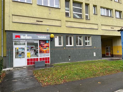 Vjezd do autobazaru Mariánské Hory a několik vozů na prodej