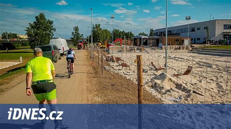 Pohled na areál autobazaru během slunečného letního dne s vystavenými vozy