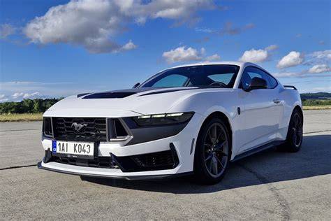 Historické momenty a hlavní generace Mustangu