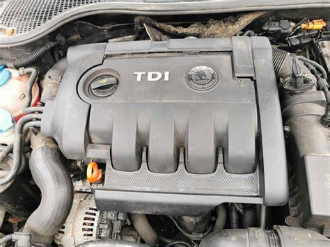 Golf 1.9 TDI - pohled na motor a prostor motorového prostoru