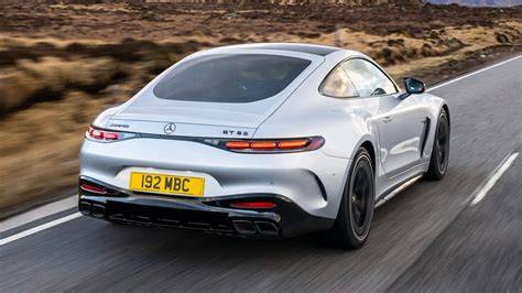 Infografika: Rozměry AMG GT a srovnání s konkurencí