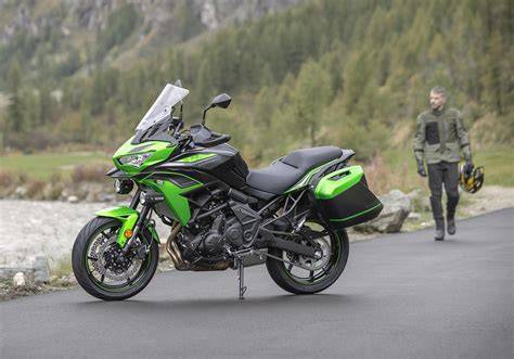Infografika: srovnání charakteristik běhounů pro Versys 650 (silnice vs. lehký terén, výkon vs. životnost)