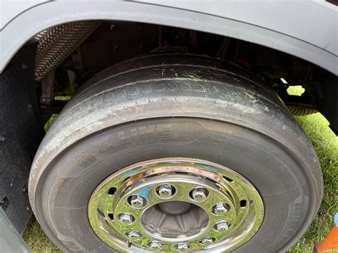 Ilustrace správného postupu řidiče při prasknutí pneumatiky kamionu