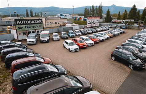 Ilustrační obrázek autobazaru s nabídkou aut a nápisem 
