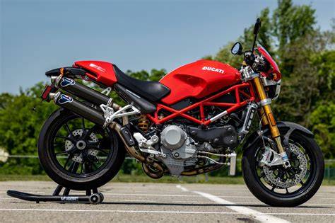Obrázek: Ducati Monster S4RS s vyjížděným airboxem a ukazující postup demontáže