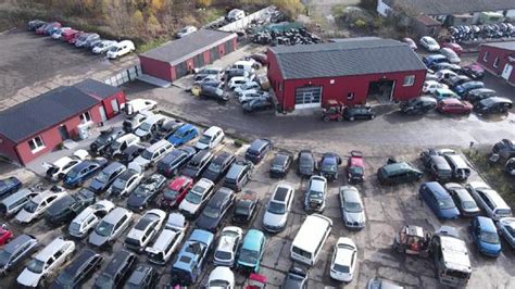 ilustrační foto autovrakoviště Audi s různými modely