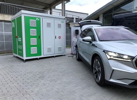 mobilní úložiště z baterií starých Tesel