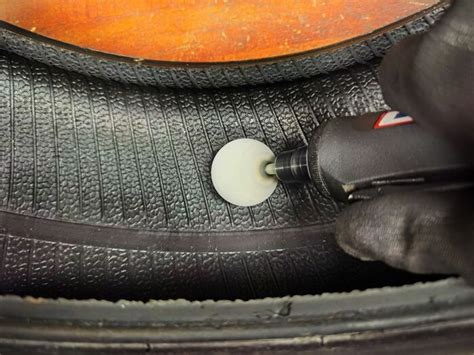 ilustrace principu opravy pneumatiky pomocí knotu