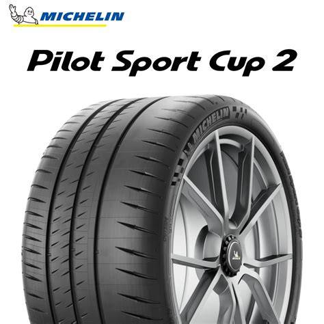 Infografika: Srovnání běhounových vzorů Pilot Sport Cup 2 a Cup 2 R a jejich použití na okruhu versus silnice