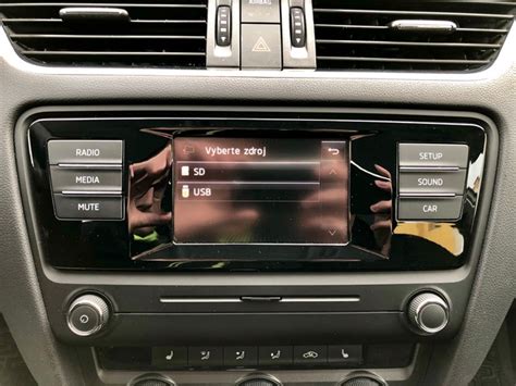 Screenshot ukazující postup nahrávání log radiových stanic do infotainmentu