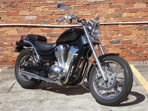 Infografika: základní údržba Suzuki Intruder 1400 podle servisního manuálu