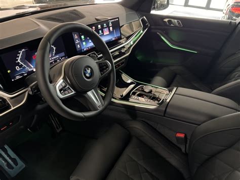 Luxusní interiér BMW X5 s prostorným pocitem a moderními technologiemi
