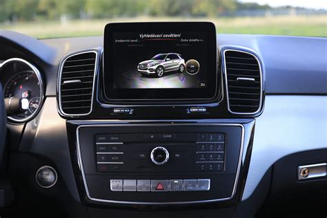 Vizualizace rozhraní navigace s augmentovanou realitou v Mercedesu GLE