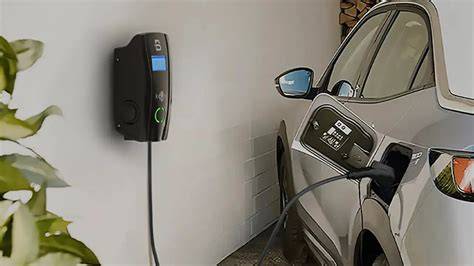 Mapa s vyznačenými nabíjecími stanicemi pro elektromobily.