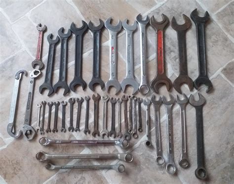 Různé typy klíčů k vozidlu Volvo