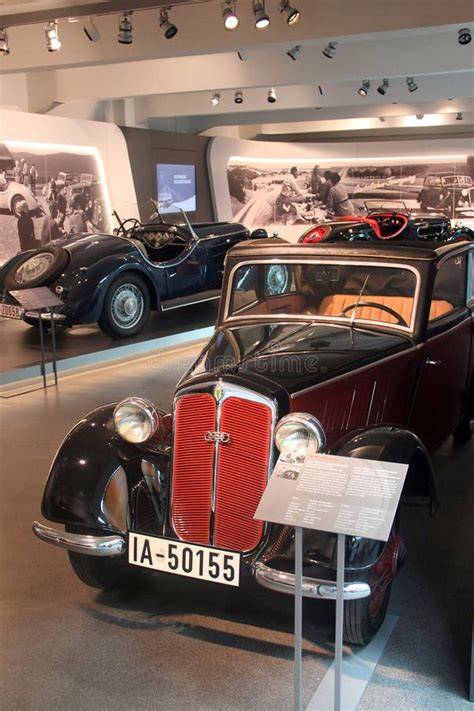 Obrázek interiéru muzea Auto Union v Zwickau s diorámami a historickými vozidly