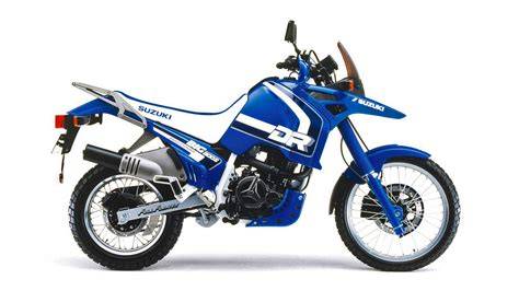 Infografika: Schéma palivové pumpy Suzuki DR Big a dva mechanismy ovládání plynu