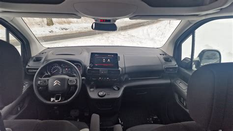 Interiér vozu Citroën Berlingo s důrazem na praktické úložné prostory a variabilní sedadla