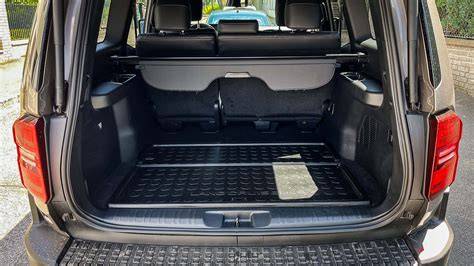 Land Cruiser interiér a kufr