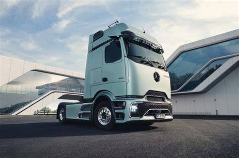 Infografika: Rozdělení tahačů podle značky a typu (Mercedes-Benz Actros, Sprinter, Lowdeck) - stručný přehled