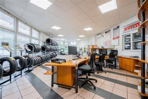 Mechanik provádějící seřízení geometrie