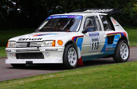 Infografika s porovnáním verzí Peugeot 205: Civilní verze, Turbo 16 a Rallye