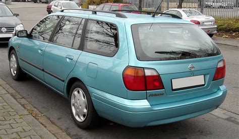 Obrázek ilustrační: Zadní část Nissan Primera P11 s níže nastaveným podvozkem