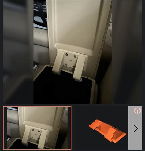 Rozložené části středové konzole a autorádia Opel