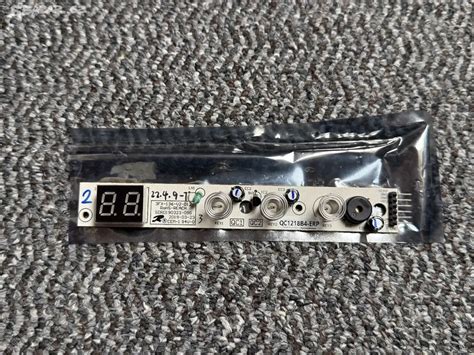 detail ovládacího panelu oken ve dveřích