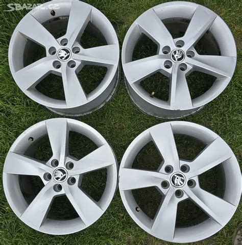 Různé typy hliníkových disků pro vozy Škoda, včetně modelů Rapid, Fabia a Scala.