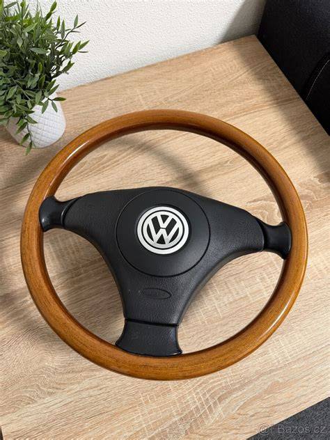 dřevěný volant v interiéru Audi