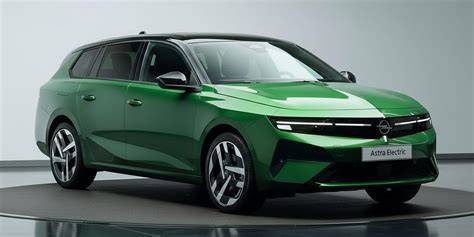Opel Astra Sports Tourer Electric - pohled zezadu a kufr
