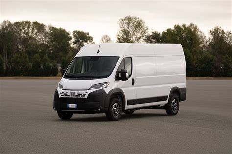Infografika: Porovnání typů bočních světel pro Fiat Ducato Maxi (LED vs. halogen)