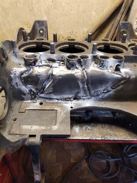 Detail uložení termostatu na bloku motoru