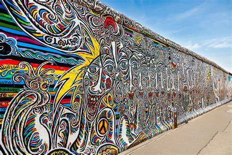 East Side Gallery a dochované segmenty zdi s vyznačením někdejších překážek