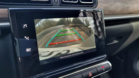 Infografika zobrazujici mrtve uhly u vozidla a jak je couvací kamera pomaha eliminovat